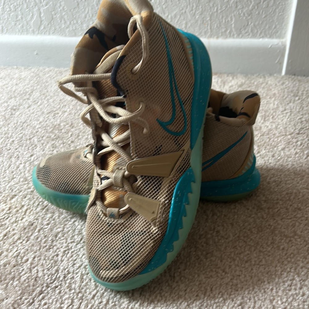 Kyrie 7 grain aquamarine (GS) basketball shoes.